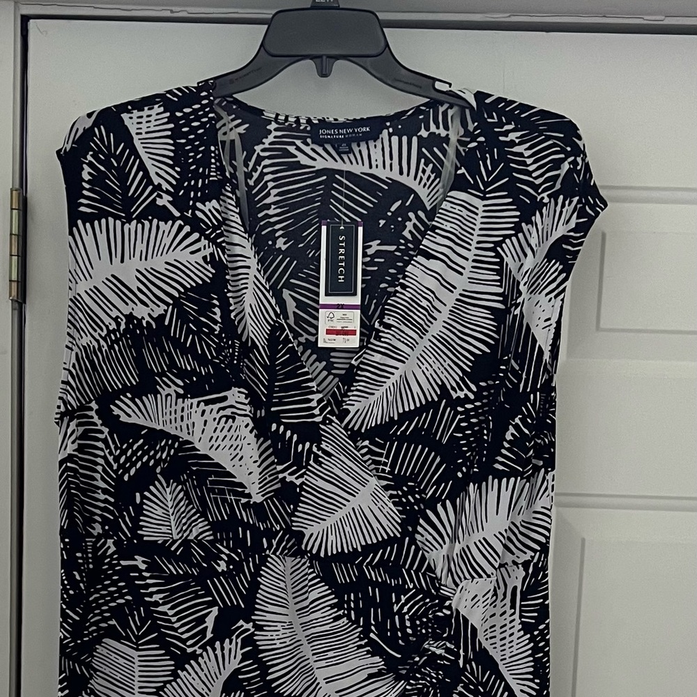 Women’s faux wrap dress. Jones New York. Size 2X. Sleeveless.